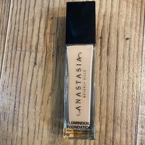 Anastasia Beverly Hills Luminous Foundation